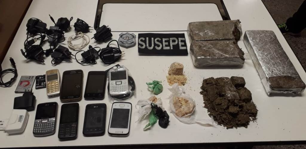 Agentes recolhem três tijolos de maconha no pátio da PERG