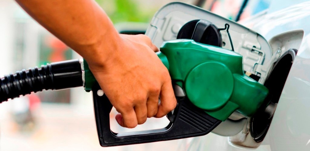 Petrobras reduz em 0,45% o preço da gasolina na refinaria