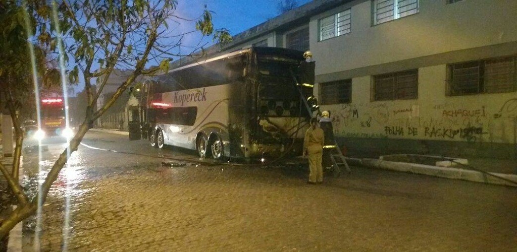 Em Pelotas, ônibus é parcialmente destruído em incêndio