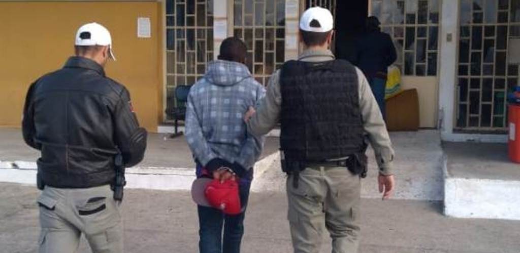 Indivíduos em prisão domiciliar são flagrados pela polícia em situação irregular