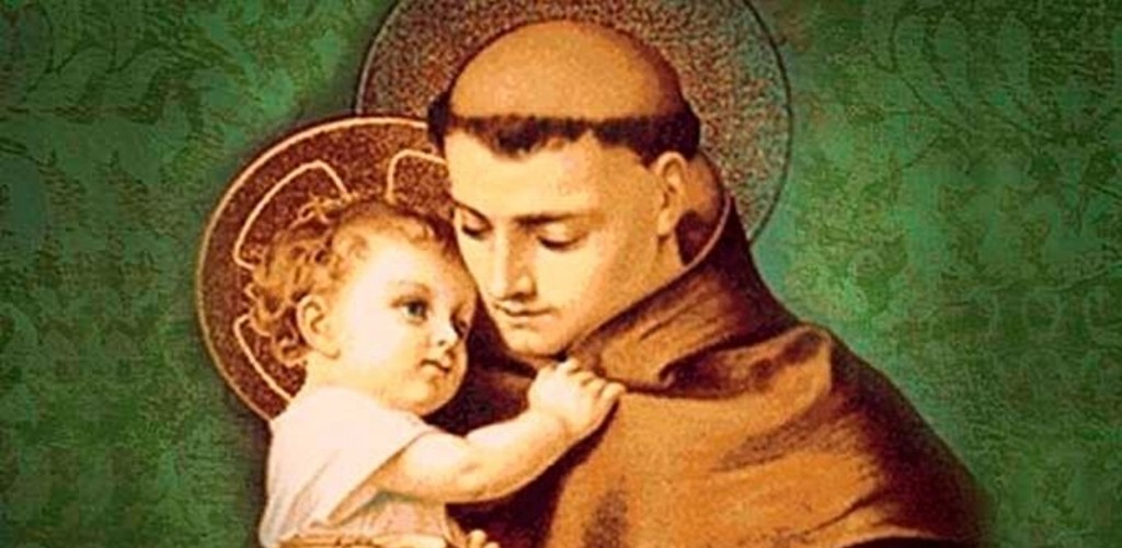 Procissão luminosa comemora dia de Santo Antônio