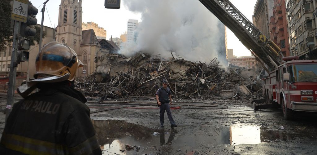 Bombeiros encontram corpo no edifício que desabou em SP