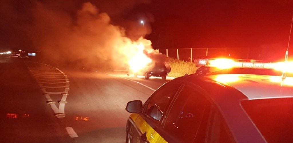 Carro pega fogo na BR 392