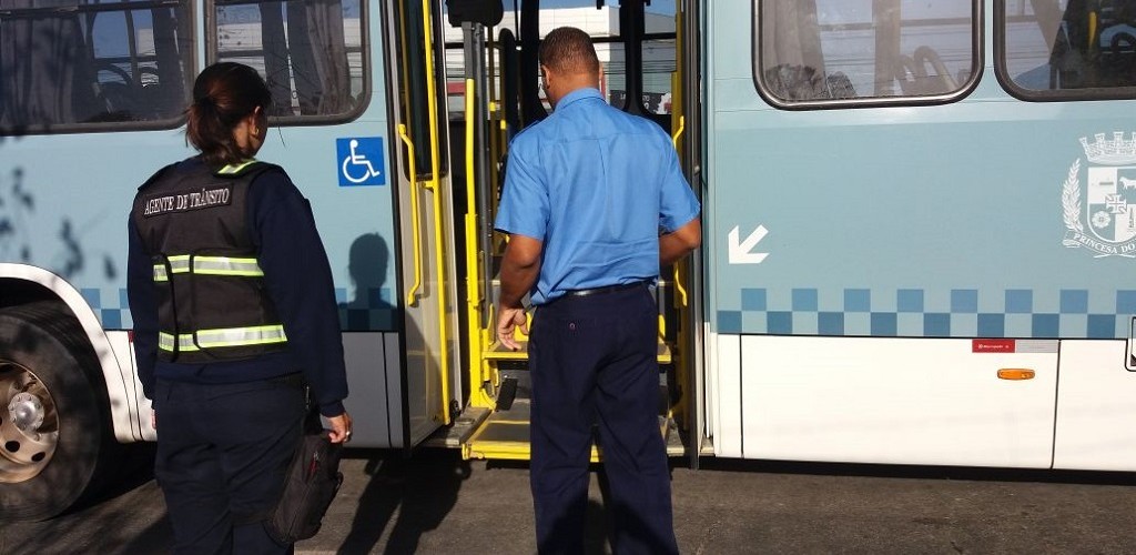 Agentes de Trânsito fiscalizam elevadores do ônibus de Pelotas