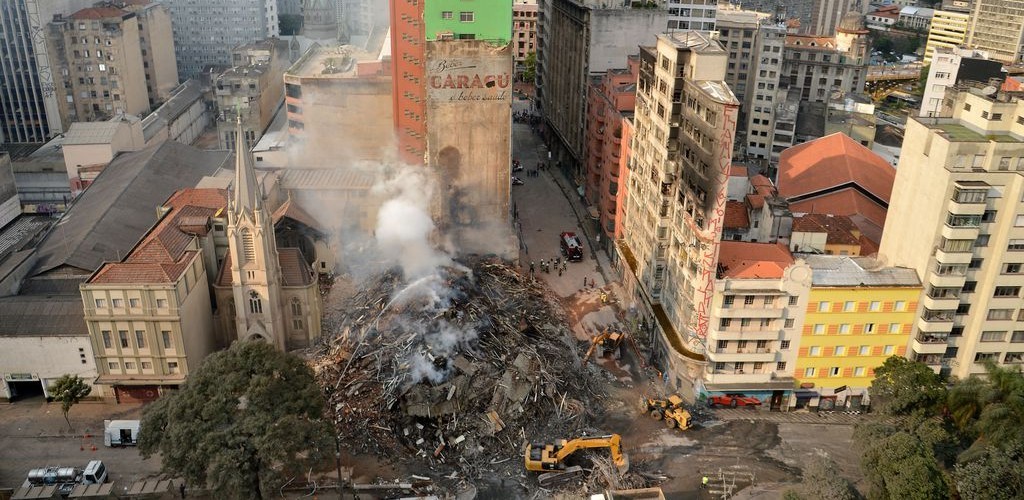 Bombeiros encerram buscas em escombros em SP