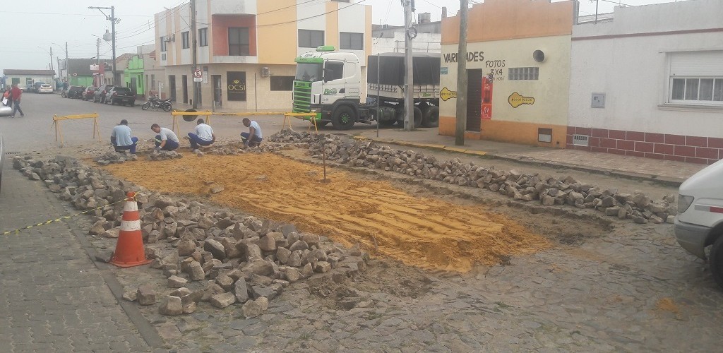 Rua Carlos Burlamaque passa por obras, em SJN
