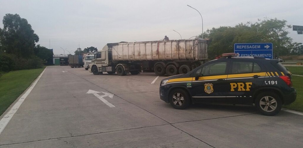 Operação, na BR 392, combate o excesso de peso em caminhões 