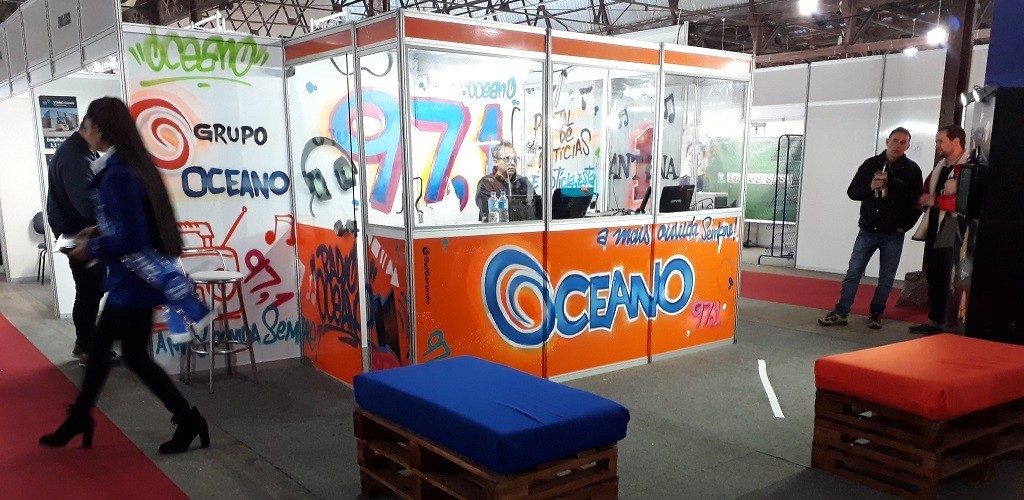 Técnicas de grafite foram utilizadas na decoração do estande do Grupo Oceano na 40ª Fearg