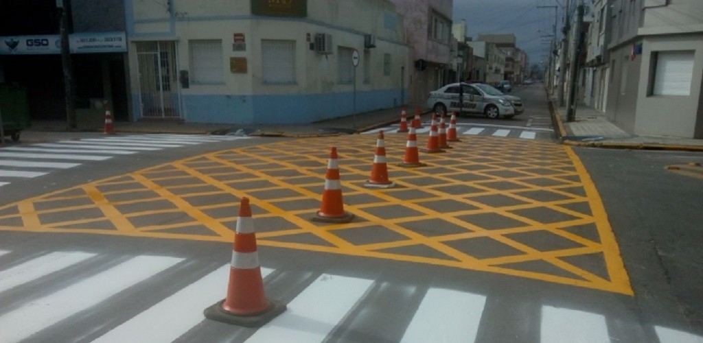 Sinalização do cruzamento da Vitorino com a Duque de Caxias é revitalizada