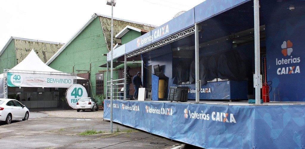 Caminhão da Sorte da Caixa está estacionado na 40ª FEARG