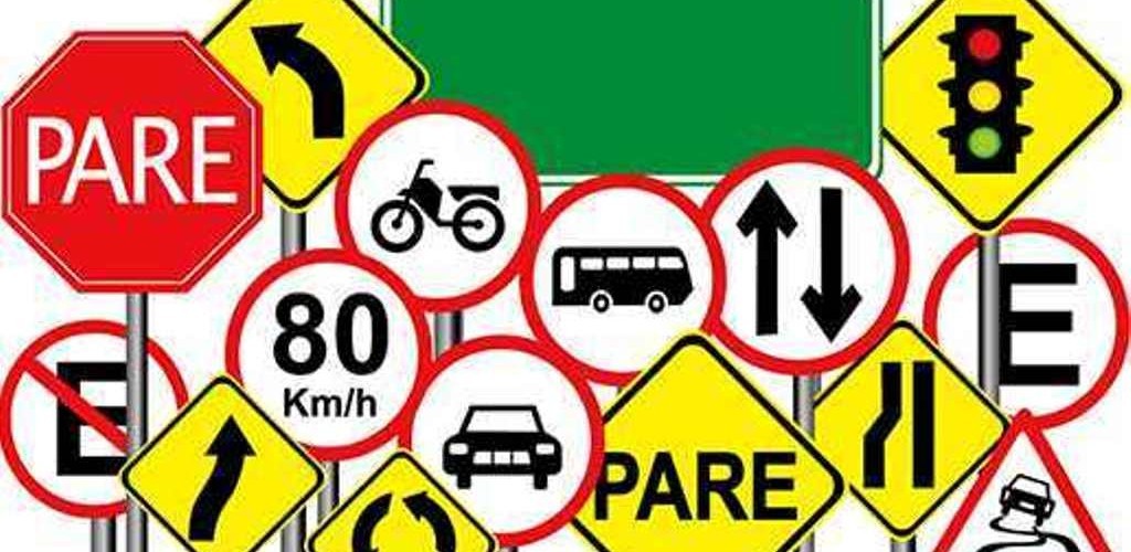 Veículo é guinchado após estacionar em frente à garagem