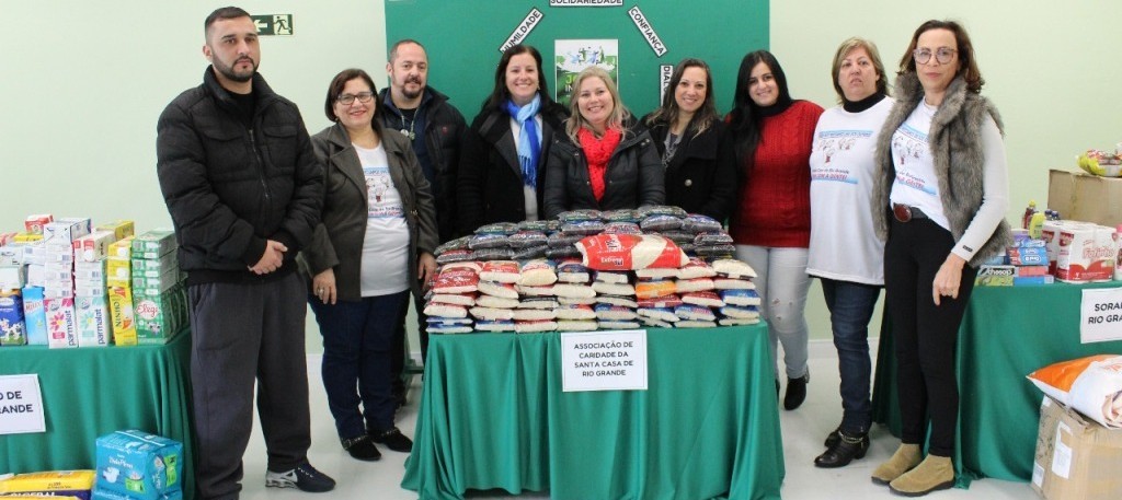 Santa Casa recebe doação de alimentos da Escola Bom Jesus