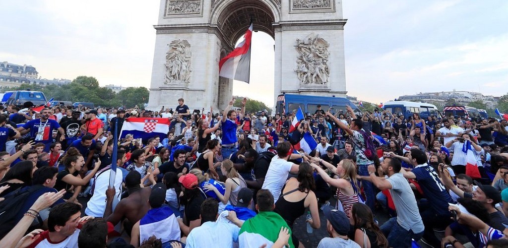 Paris revive a euforia de 98 e tem as ruas tomadas por torcedores