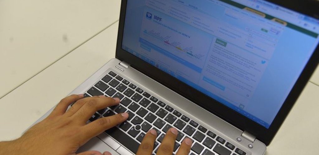 Mais de 3,3 milhões de contribuintes recebem hoje restituição do IR