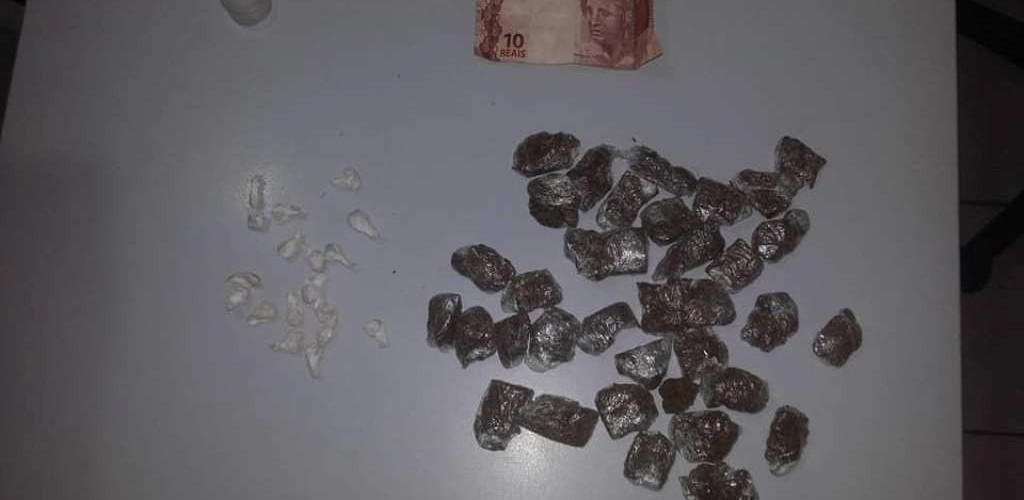 Homem é preso vendendo drogas na porta de casa