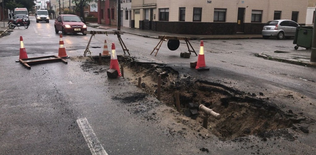 Obra da CORSAN causa transtorno em trânsito no centro 