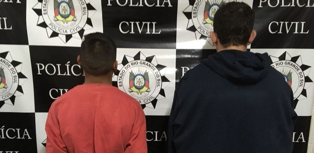 Dupla é presa por adulteração de veículo e posse de arma