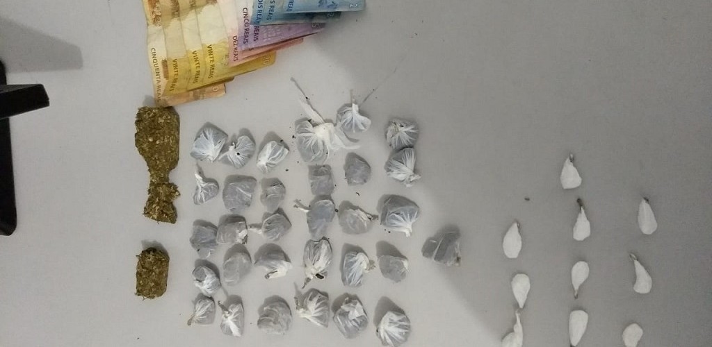 Adolescente é apreendido com drogas