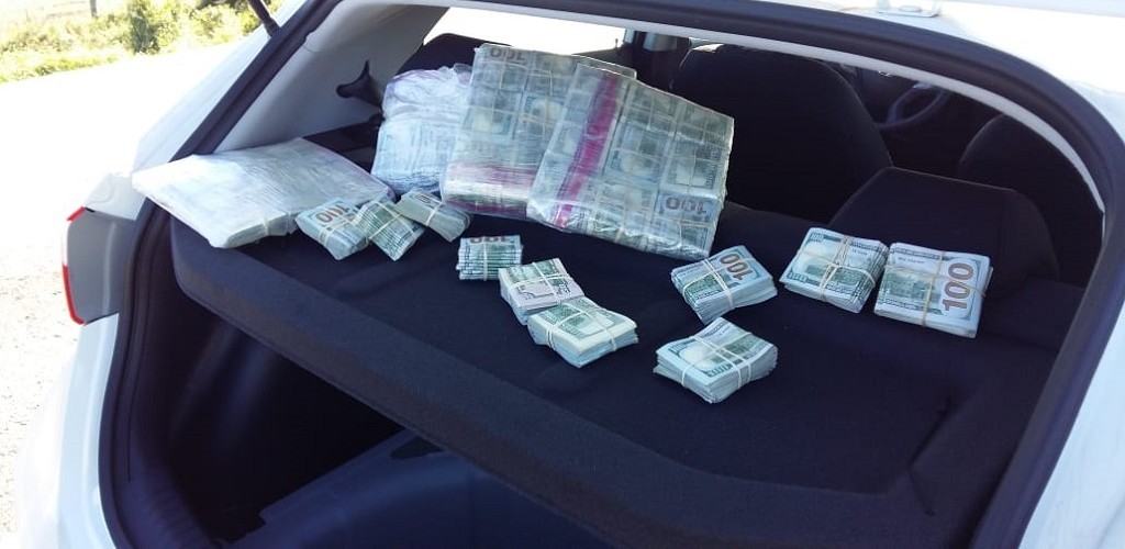 Carro com mais de 540 mil dólares é localizado pela PRF, na BR 116