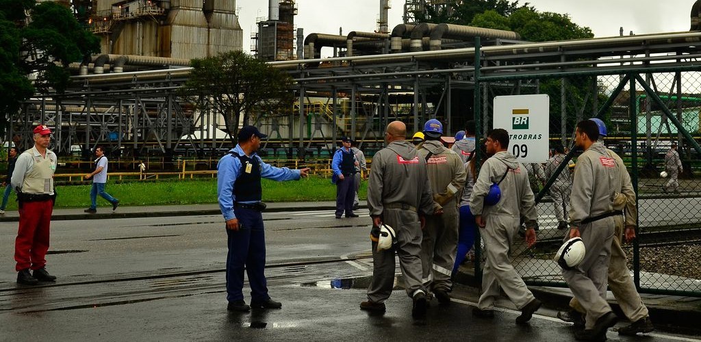 Petrobras reduz em 1,24% o preço da gasolina nas refinarias
