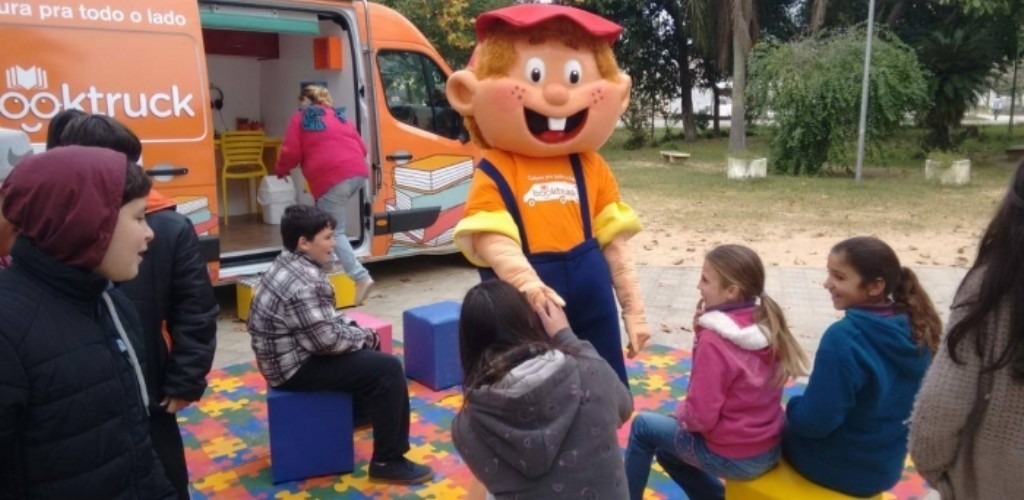 Projeto Cultural Booktruck chega para alunos e alunas do Povo Novo