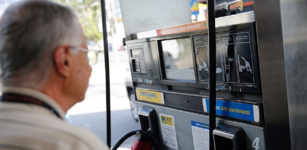 Preço médio da gasolina cai pela terceira semana no país, diz ANP