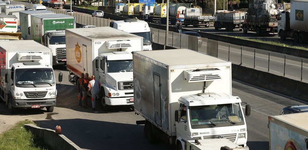 Temer sanciona lei do frete e veta anistia a multas