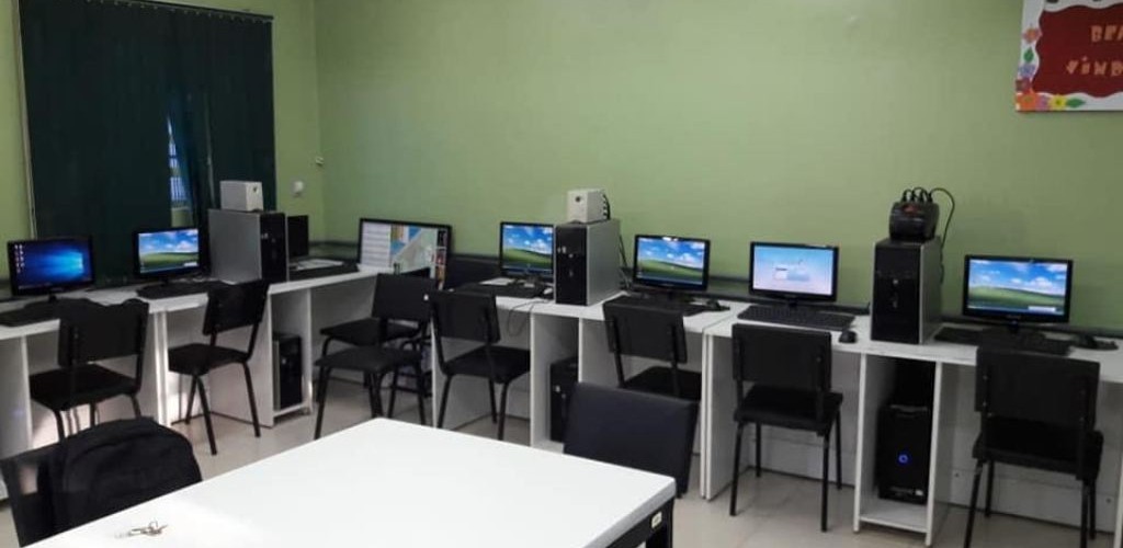 Escola recebe 15 novos computadores