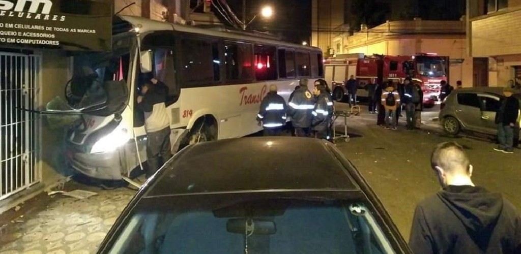 Sete pessoas ficam feridas em acidente na madrugada de sábado