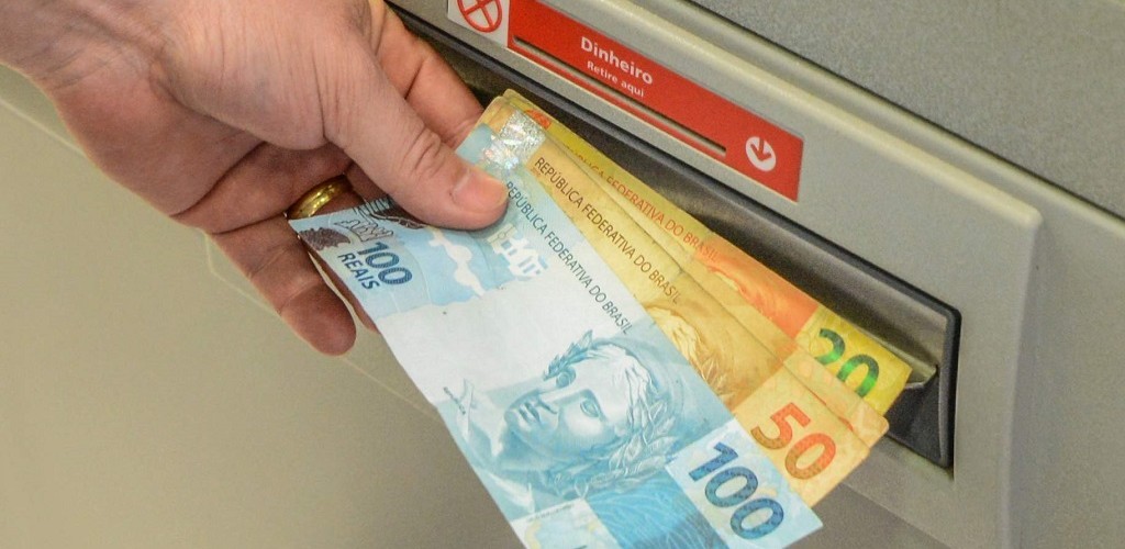 Aposentados começam a receber 1ª parcela do décimo terceiro