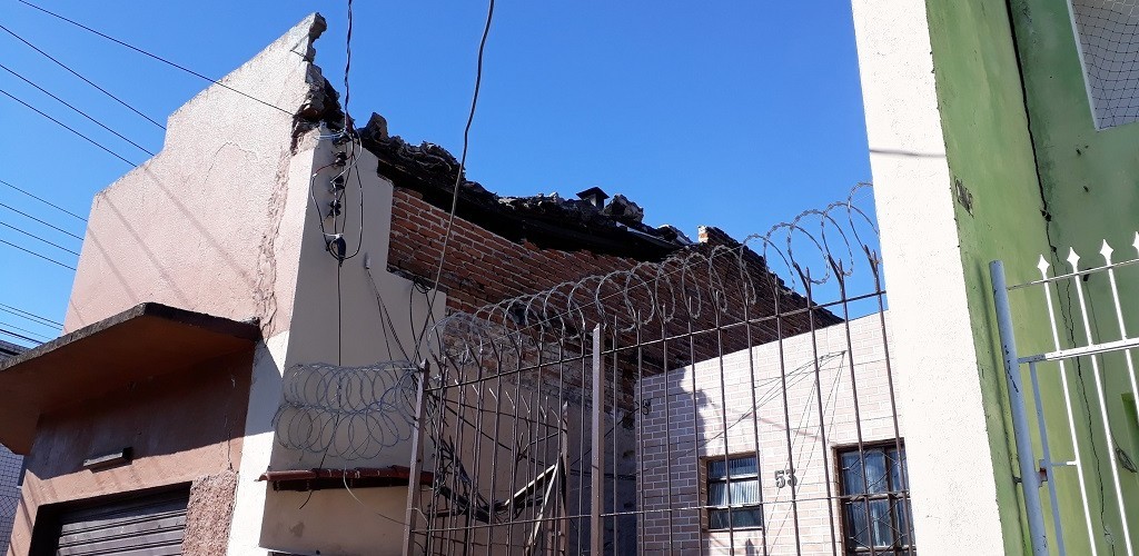 Parte de muro de padaria desaba e fere quatro pessoas