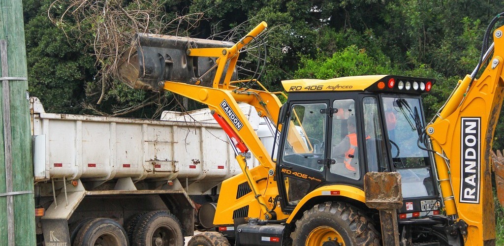 Mutirão retira lixões nos balneários Santo Antônio e Valverde, no Laranjal