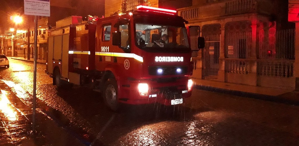 Celular na tomada pode ter sido a causa para incêndio em apartamento na zona central