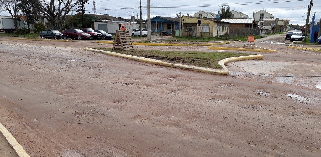 Pavimentação de rótula na Socoowiski esbarra nas condições climáticas