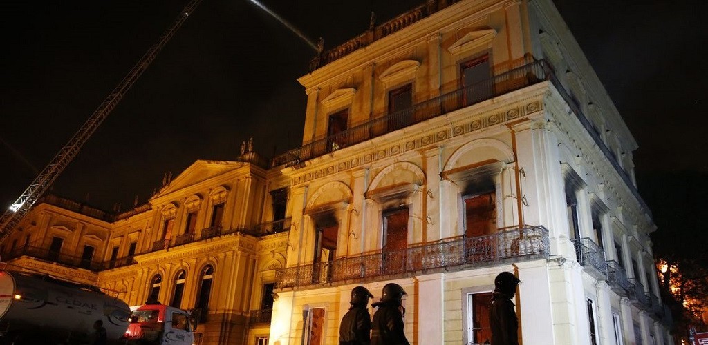 Rescaldo no Museu Nacional vai durar toda a semana, diz bombeiro