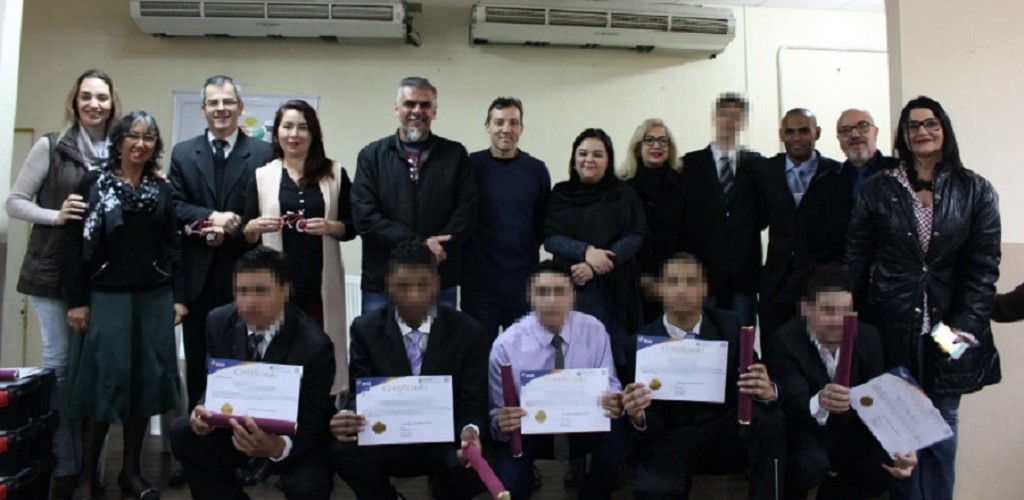 Jovens da Fase recebem diploma em curso profissionalizante do Projeto Pescar