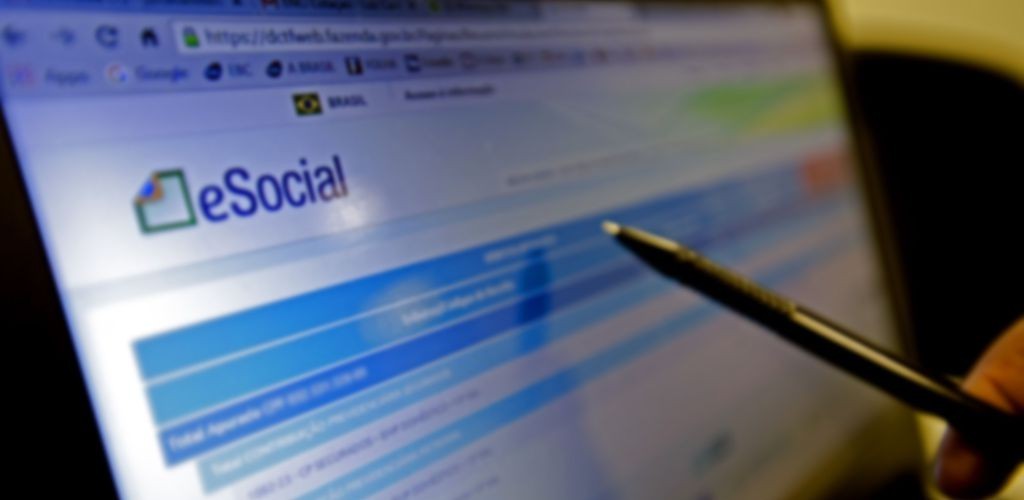 Receita prorroga em um mês adesão de médias empresas ao eSocial