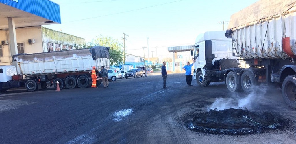 Caminhoneiros protestam falta de balança no Porto 