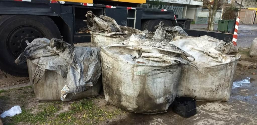 Mais de 100 toneladas de lixo são retiradas do Canalete