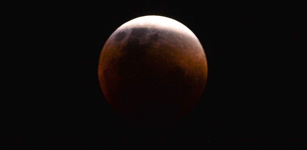 Maior eclipse total da Lua do século 21 ocorre nesta sexta-feira