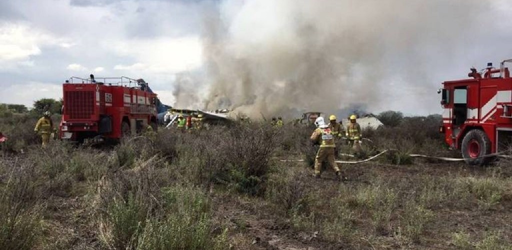 Os 101 ocupantes do avião que caiu no México estão vivos, diz empresa