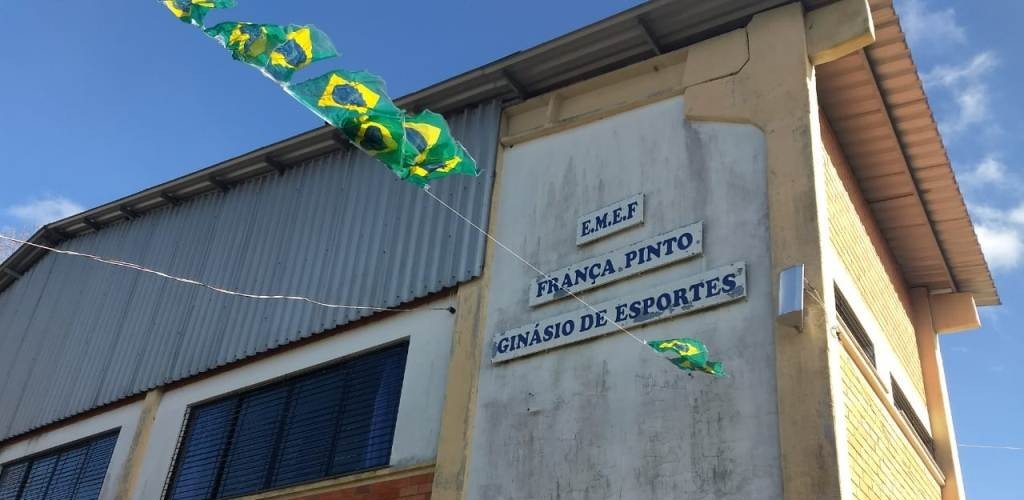 Alunos de escola aguardam há mais de 4 meses por conserto de ginásio