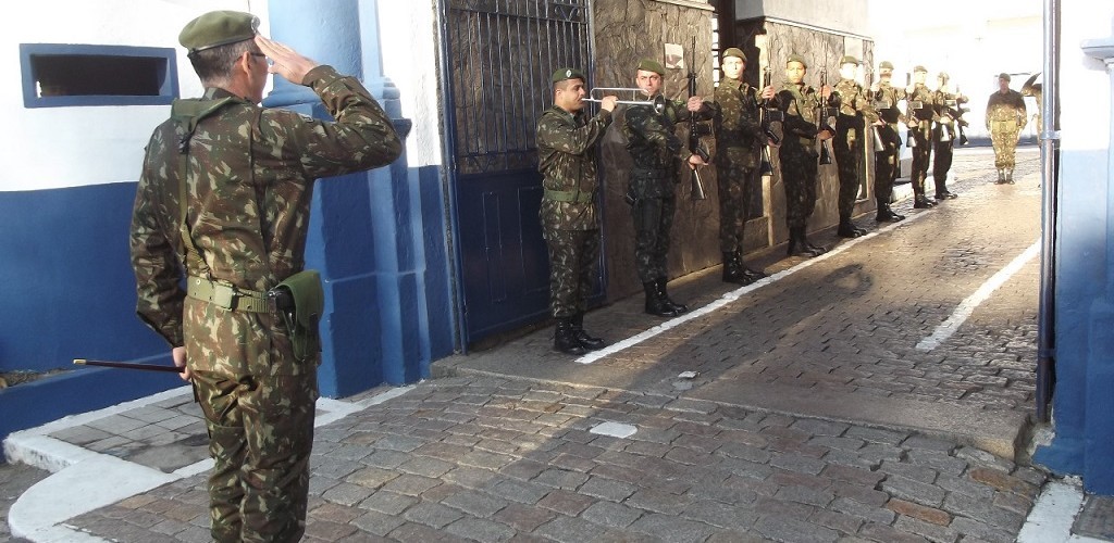 6º GAC recebe visita do comandante da 8ª BIMtz