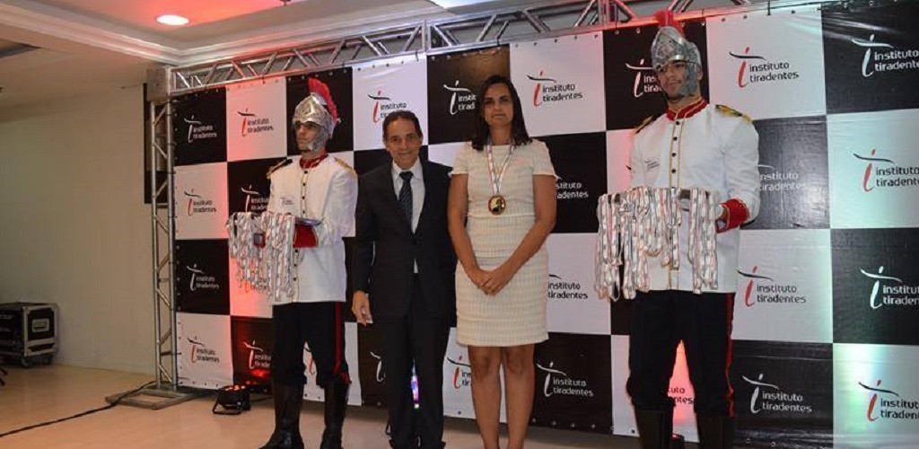 Prefeita de SJN também foi homenageada pelo Instituto Tiradentes
