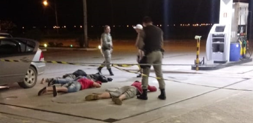 BM aborda homens em veículo roubado no mesmo posto atacado no dia 7 de setembro