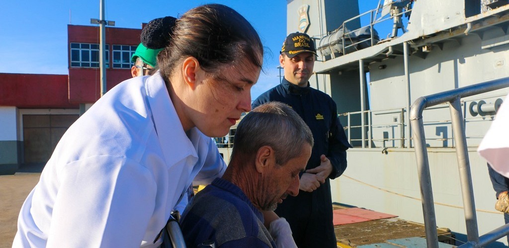Marinha do Brasil realiza socorro a pescador