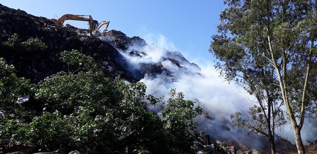 Incêndio atinge aterro de inertes, no antigo lixão
