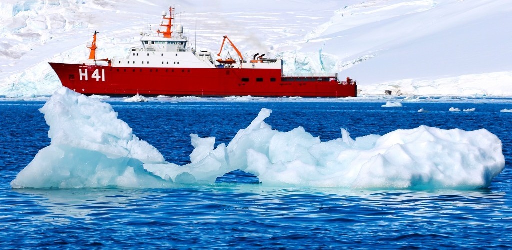 Navio Polar "Almirante Maximiano" atraca em Rio Grande no dia 12 de outubro