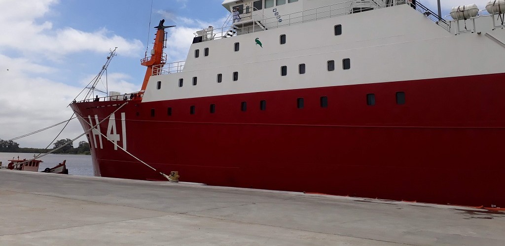 Navio Polar Almirante Maximiano atracou em Rio Grande antes de seguir viagem para a Antártica