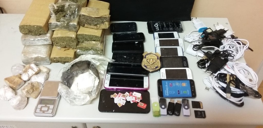 Agentes penitenciários apreendem carregamento de telefones e drogas na Perg